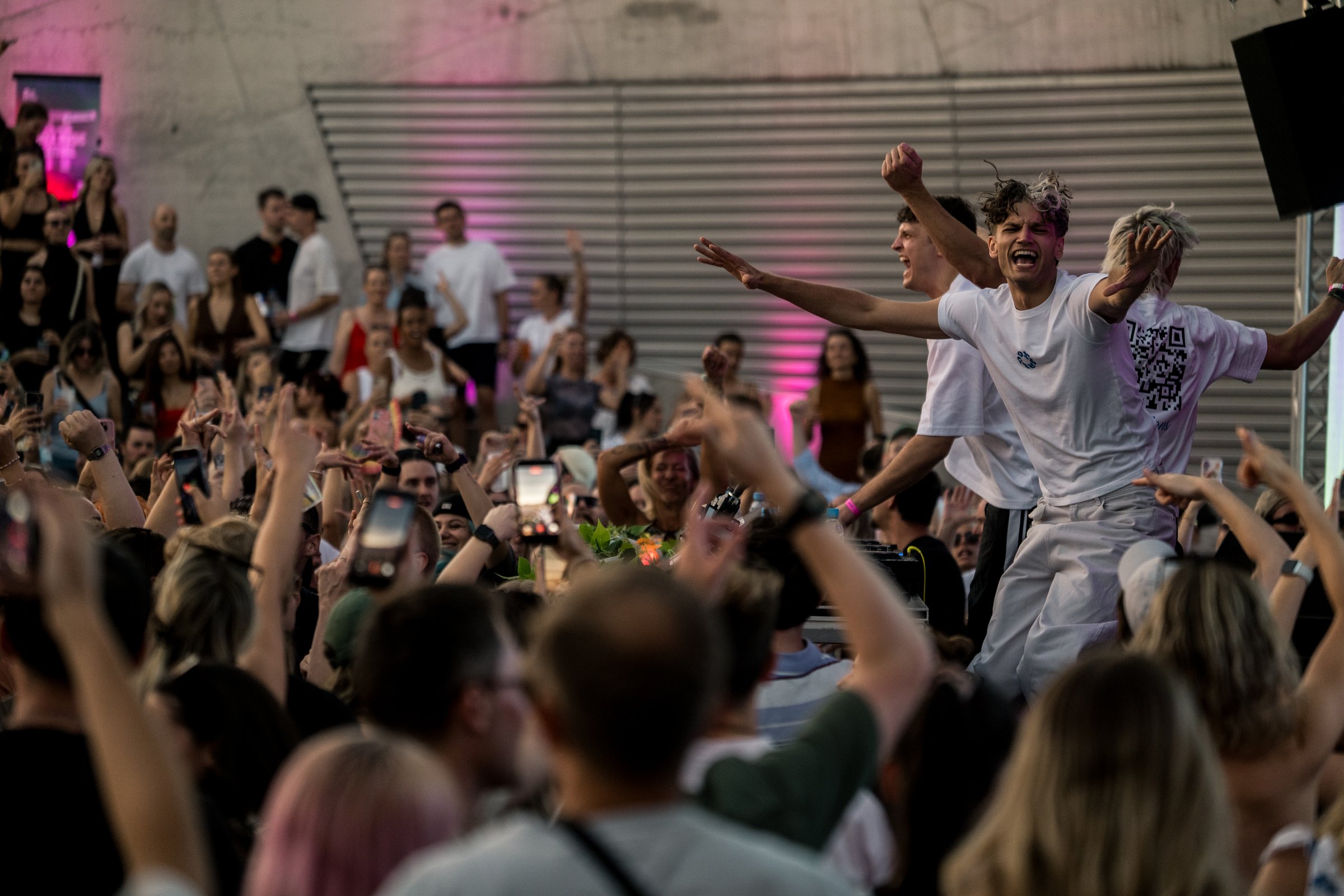 Artists mitten im Publikum mit erhobenen Armen